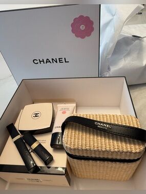 CHANEL  LES BEIGES
Summer Essentials, Limited Edition